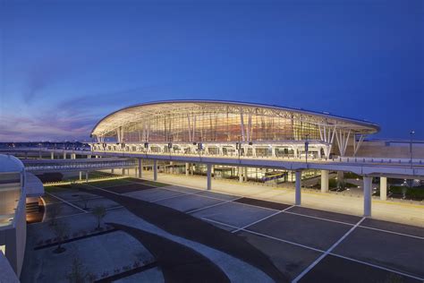 Indiana international airport - Official Indianapolis International Airport website - view live flight times and live parking information.
